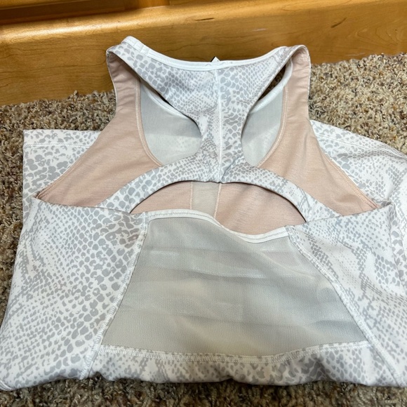 Lululemon‎ Mesh With Me Tank - Picture 5 of 5